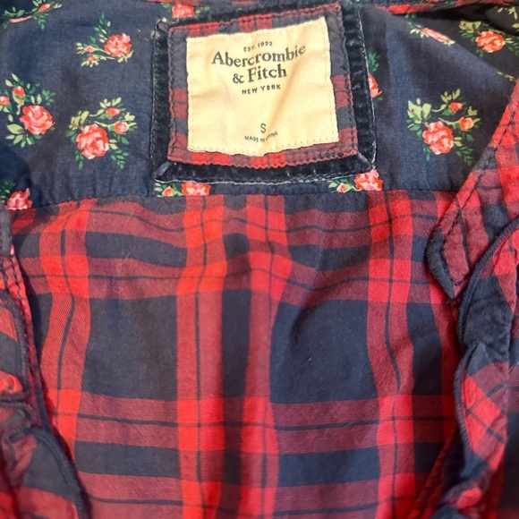 Abercrombie & Fitch Red and Blue Button Down Shirt - Picture 4 of 5